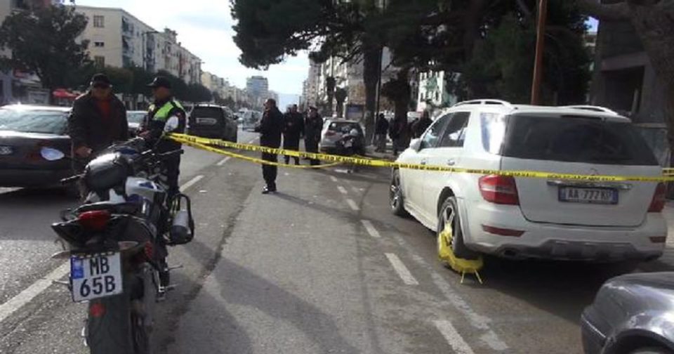 Gjëndja e trafikut stresuese në Tiranë po çmend qytetarinë: Nga sherri me policët, letra “të fala babait” e deri te djegia e makinave Gjëndja e trafikut stresuese në Tiranë po çmend qytetarinë: Nga sherri me policët, letra “të fala babait” e deri te djegia e makinave