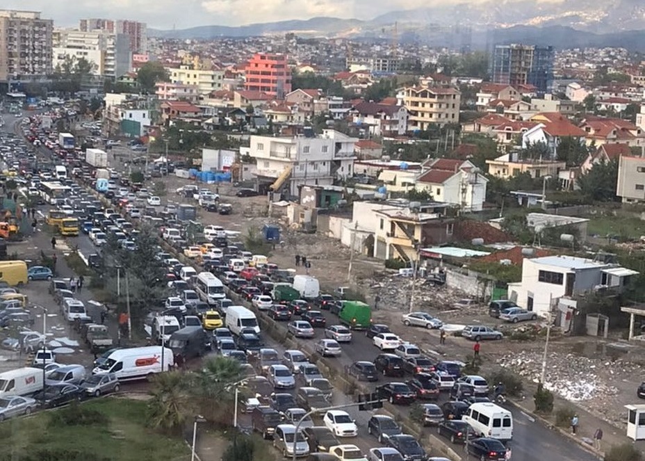 Veliaj i quan “laca” përdoruesit e mjeteve në Tiranë… por trafiku nuk u zhbllokua as nga KÇK-ja (Video) Veliaj i quan “laca” përdoruesit e mjeteve në Tiranë… por trafiku nuk u zhbllokua as nga KÇK-ja (Video)