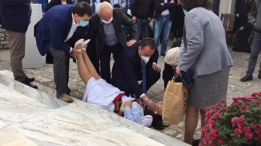 Vajza që mbante flamurin në përkujtimoren e Kacifas rrëzohet pa ndjenja në tokë Vajza që mbante flamurin në përkujtimoren e Kacifas rrëzohet pa ndjenja në tokë