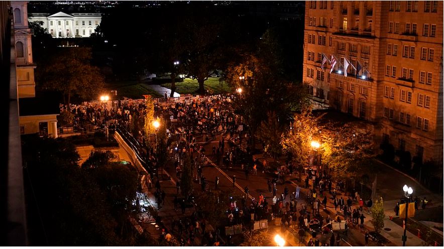 Mbështetësit e Biden rrethojnë Shtëpinë e Bardhë: Nuk largohemi nëse fiton Trump!