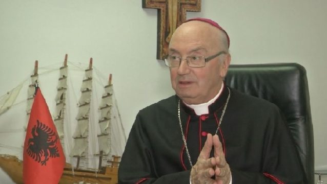 Përmirësohet shëndeti i Imzot George Frendo: Mban meshë në repartin covid Përmirësohet shëndeti i Imzot George Frendo: Mban meshë në repartin covid