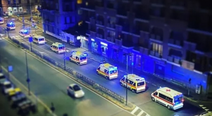 Një foto që njerëzit nuk do ta fshijnë nga sytë/ Autokolonat e ambulancave për pacientët me Covid-19 rikthehen në vend Një foto që njerëzit nuk do ta fshijnë nga sytë/ Autokolonat e ambulancave për pacientët me Covid-19 rikthehen në vend