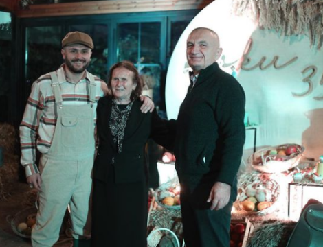 Kush janë “VIP”-at që u gjobitën nga policia?! Nga Meta e Kryemadhi tek Arbana Osmani e Erion Isai i bashkisë Kolonjë Kush janë “VIP”-at që u gjobitën nga policia?! Nga Meta e Kryemadhi tek Arbana Osmani e Erion Isai i bashkisë Kolonjë