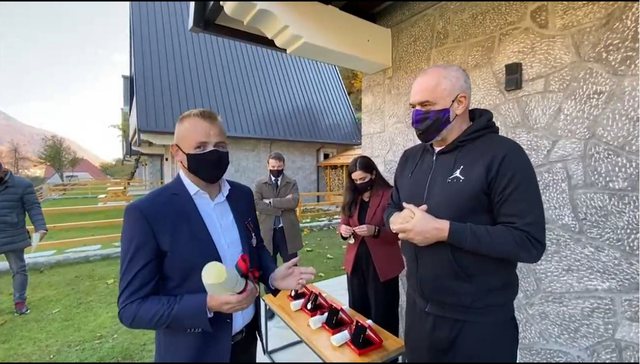 Rama iu jep medalje 4 sipërmarrësve në Vermosh: Ngjan si një kartolinë e gjallë nga Zvicra, një mrekulli Rama iu jep medalje 4 sipërmarrësve në Vermosh: Ngjan si një kartolinë e gjallë nga Zvicra, një mrekulli