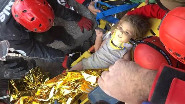 Përloti gjithë botën video e shpëtimit të vogëlushes pas 91 orësh nën rrënoja, këngëtari i njohur bën gjestin e madh për 4-vjeçaren Përloti gjithë botën video e shpëtimit të vogëlushes pas 91 orësh nën rrënoja, këngëtari i njohur bën gjestin e madh për 4-vjeçaren