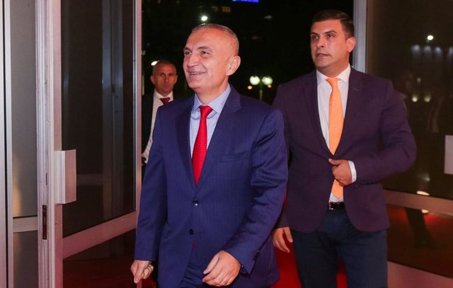 Meta ka “rreshkitur”! Flet përçartë kur merr në mbrojtje zëlehsin, reciton pa kuptim: Mos më ndërhyni më për…Bibilushin, është rilindas kolonja, i paparë