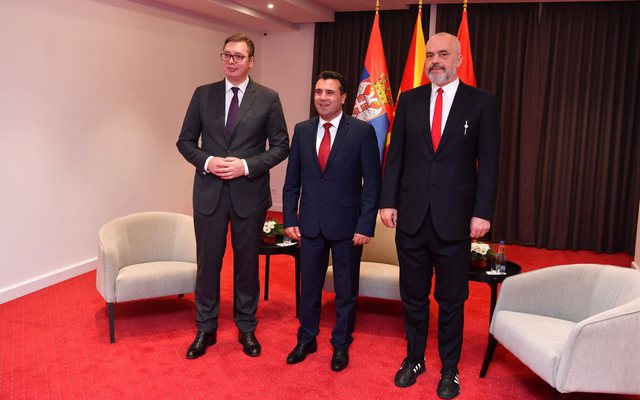 Mini-Shengeni mblidhet online: Rama, Zaev dhe Vuçiç diskutojnë sot marrëveshjen e rëndësishme, mediat serbe zbulojnë detajet për çfarë bëhet fjalë Mini-Shengeni mblidhet online: Rama, Zaev dhe Vuçiç diskutojnë sot marrëveshjen e rëndësishme, mediat serbe zbulojnë detajet për çfarë bëhet fjalë