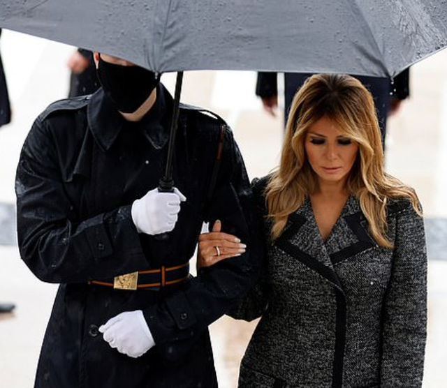 Ç’po ndodh me çiftin?! Melania “lë” Trump, fotografohet në distancë në krah të gardistit Ç’po ndodh me çiftin?! Melania “lë” Trump, fotografohet në distancë në krah të gardistit