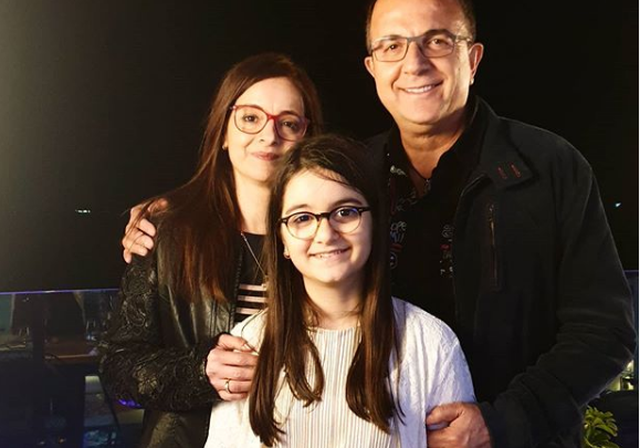 U kërkonin para miqve të familjes, zbardhet skema si u kryen 3 mashtrime në një muaj e gjysmë në emër të Ardit Gjebreas dhe bashkëshortes së tij