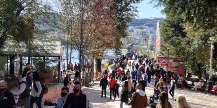Papërgjegjshmëria apo injorancë?! Dyndje pa maska te Parku i Liqenit, qindra qytetarë nuk pyesin për Covid Papërgjegjshmëria apo injorancë?! Dyndje pa maska te Parku i Liqenit, qindra qytetarë nuk pyesin për Covid
