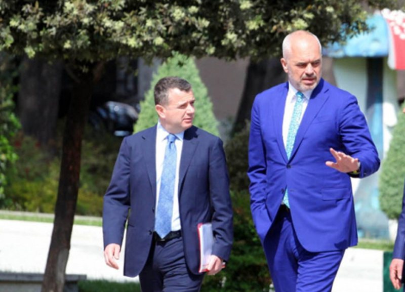 Përfundon mbledhja në selinë rozë, numri dy i PS zbardh çështjet e rëndësishme që u diskutuan: Politikanët e së keqes të heqin dorë nga fyerjet! Përfundon mbledhja në selinë rozë, numri dy i PS zbardh çështjet e rëndësishme që u diskutuan: Politikanët e së keqes të heqin dorë nga fyerjet!