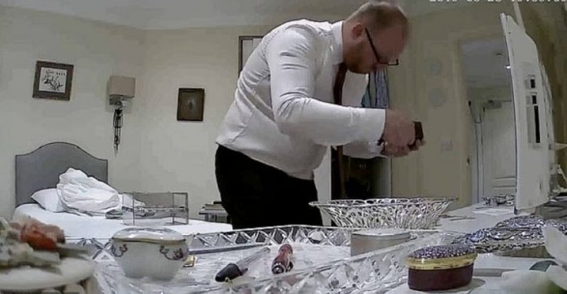 E turpshme! Shihni si i riu i vjedh paratë të moshuarës teksa ishte në çastet e fundit të jetës (Vido) E turpshme! Shihni si i riu i vjedh paratë të moshuarës teksa ishte në çastet e fundit të jetës (Vido)