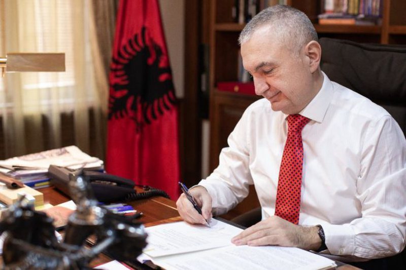 PS i “lidh duart” Ilir Metës! I sqaron Kushtetutën dhe  i “prish ëndrrën” për shpërndarje të Parlamentit, e kthen në dordolec