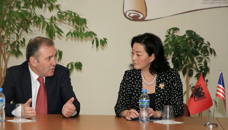 Pas ultimatumit të SHBA, i’u hiqet licenca e avokatisë gjyqtarëve dhe prokurorëve që u tërhoqën dhe ngelën në veting: Pritet hapja e hetimeve nga SPAK