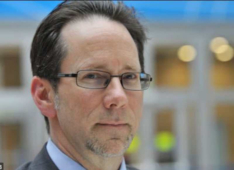 Ish-kryeprokurori i EULEX në vend që t’i vinte vetulla i nxjerr sytë ushtarit të tij! Basha nuk paska qen thjeshtë përkthyes por…ndihmës i posaçëm dhe oficer ligjor (hetues) Ish-kryeprokurori i EULEX në vend që t’i vinte vetulla i nxjerr sytë ushtarit të tij! Basha nuk paska qen thjeshtë përkthyes por…ndihmës i posaçëm dhe oficer ligjor (hetues)