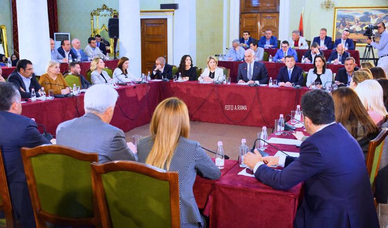 Grupi i PS mobilizohet për “luftë frontale” me Metën: Boll e lamë të livadhisë, po bën fushatë të fshehtë, LSI do të shkrihet më 25 Prill Grupi i PS mobilizohet për “luftë frontale” me Metën: Boll e lamë të livadhisë, po bën fushatë të fshehtë, LSI do të shkrihet më 25 Prill