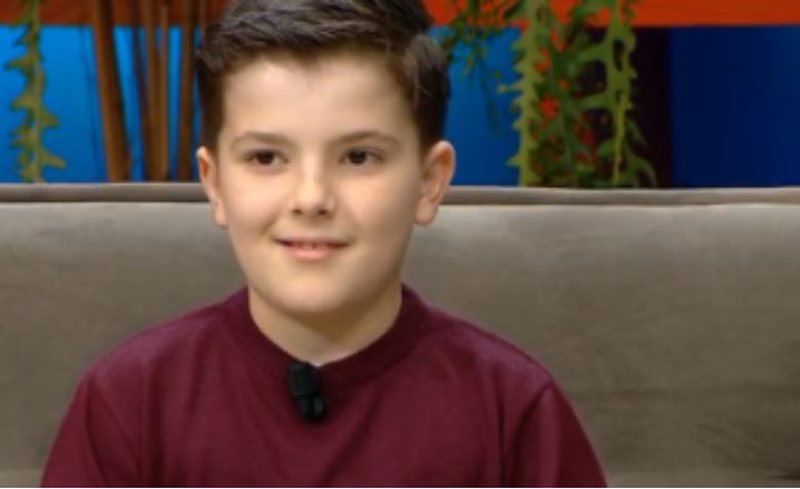 E rrallë/ Jamarbër Hoxha djali magjik që ka lexuar që 15 muajsh dhe di katër gjuhë të huaja, preferon Shekspirin dhe Ibsenin, e pabesueshme sa libra ka lexuar dhe ka veti të jashtëzakonshme në… E rrallë/ Jamarbër Hoxha djali magjik që ka lexuar që 15 muajsh dhe di katër gjuhë të huaja, preferon Shekspirin dhe Ibsenin, e pabesueshme sa libra ka lexuar dhe ka veti të jashtëzakonshme në…