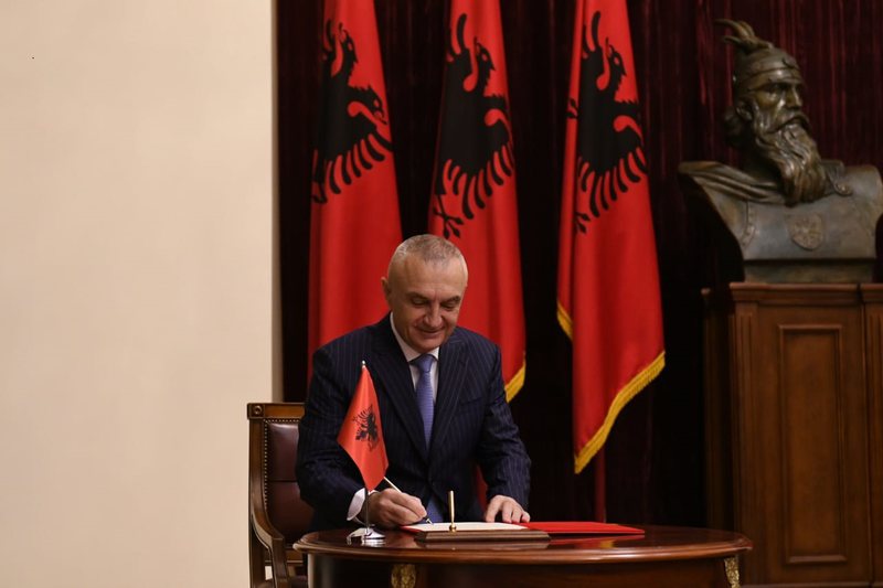 Meta vë mend për skandalin me shtetësitë! Dekreton vetëm kërkesat e Ministrisë së Brendshme, asnjë miratim me procedurë të veçantë Meta vë mend për skandalin me shtetësitë! Dekreton vetëm kërkesat e Ministrisë së Brendshme, asnjë miratim me procedurë të veçantë