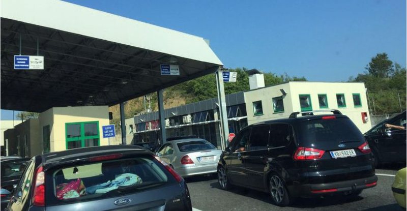 Pas Greqisë, një tjetër shtet fqinj shtrëngon masat për Shqipërinë për të kaluar kufirin