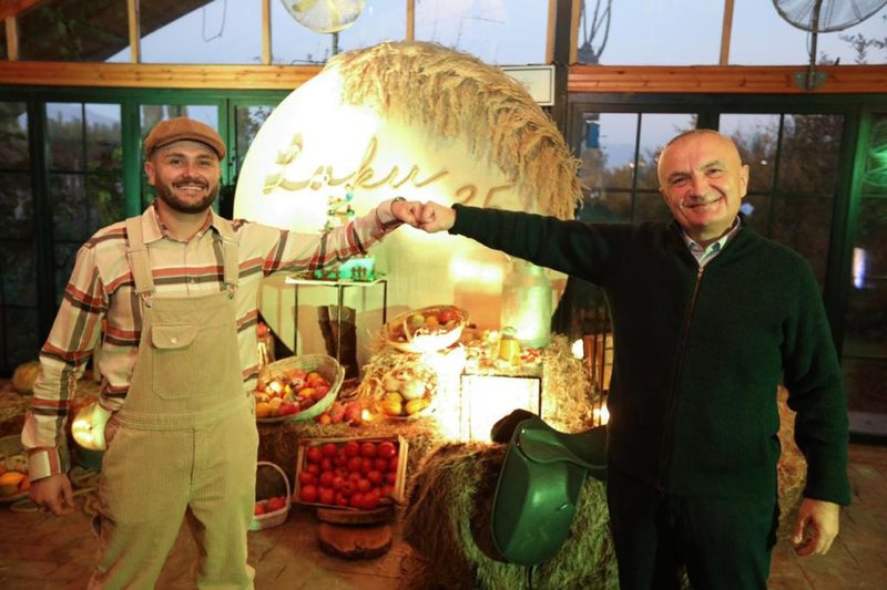 10 milion gjobë do paguaj djali i ish deputetit te PD-së Rexhep Uka dhe gjashtë polica të shkarkuar, për festën e Monikës që u parazgjodh kryetarkë në ditën e lindjes së kllounit Kallaku 10 milion gjobë do paguaj djali i ish deputetit te PD-së Rexhep Uka dhe gjashtë polica të shkarkuar, për festën e Monikës që u parazgjodh kryetarkë në ditën e lindjes së kllounit Kallaku