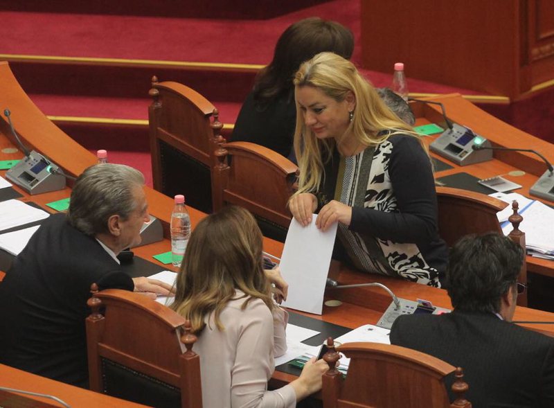 “Zogëz vjeshte”! PD akuzoi Olta Xhaçkën se shkon me helikopter për fushatë Shpërthen këshilltari i ministrit ndaj Albana Vokshit dhe nuk lë gjë pa nxjerrë për Berishën: Unë copëtova RENEA-n për të! “Zogëz vjeshte”! PD akuzoi Olta Xhaçkën se shkon me helikopter për fushatë Shpërthen këshilltari i ministrit ndaj Albana Vokshit dhe nuk lë gjë pa nxjerrë për Berishën: Unë copëtova RENEA-n për të!