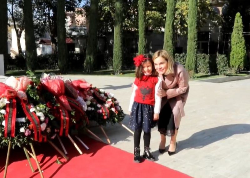 “Doktoreshë” Monika nuk gjen paqe as në Ditën e Pavarësisë! Përdor fëmijët për të sulmuar qeverinë: Aaa sa mirë, se s’na kanë mbetur më doktoresha, na kanë ikur! “Doktoreshë” Monika nuk gjen paqe as në Ditën e Pavarësisë! Përdor fëmijët për të sulmuar qeverinë: Aaa sa mirë, se s’na kanë mbetur më doktoresha, na kanë ikur!