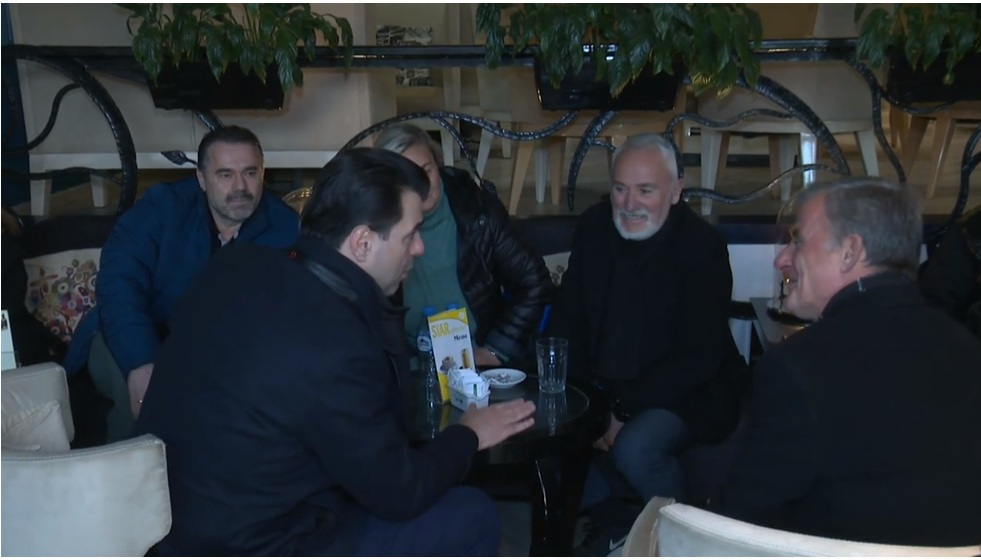 “Ne na ruan Zoti se për Edi Ramën ne ikëm”! Basha tremb pensionistët e lagjes dhe i kënaq me mashtrime: Rama fajtor për vdekjet nga Covid-19, kur të vij unë…