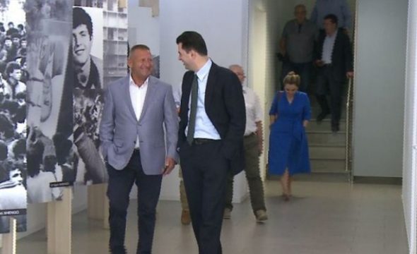 “Gjermania s’ka shtretër në spitale”! Pjerin Ndreu tallet me Lulzim Bashën: Merkel “e paaftë”, po i kërkon Lulit planin me 5 pika! “Gjermania s’ka shtretër në spitale”! Pjerin Ndreu tallet me Lulzim Bashën: Merkel “e paaftë”, po i kërkon Lulit planin me 5 pika!