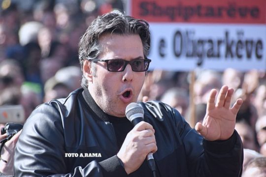 VIDEO skandali/ Momenti kur deputetët e PD dhe militantët sulmojnë gazetaren e Euronews Albania, Paloka i shkul “badge” nga qafa