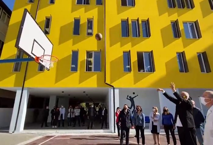 VIDEO/ “Çfarë i mëson nxënësve kur s’ke shënjestër”! Rama përmes batutave sfidon mësuesen e fizkulturës në një nga shkollat e sapondërtuara në Durrës VIDEO/ “Çfarë i mëson nxënësve kur s’ke shënjestër”! Rama përmes batutave sfidon mësuesen e fizkulturës në një nga shkollat e sapondërtuara në Durrës