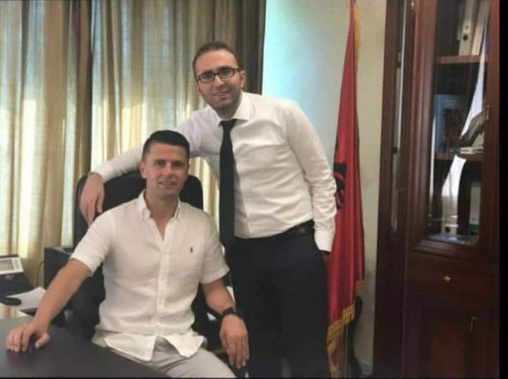 Kandidati i PD-së Andi Lila tenton të bëjë politik në stadiumin e Kavajës por ndalohet, jep alarmin: Në Shqipëri po instalohet diktatura. Unë s’pyeta për 33 mijë serbë në mes të Beogradit, jo më për këta të PS-së Kandidati i PD-së Andi Lila tenton të bëjë politik në stadiumin e Kavajës por ndalohet, jep alarmin: Në Shqipëri po instalohet diktatura. Unë s’pyeta për 33 mijë serbë në mes të Beogradit, jo më për këta të PS-së