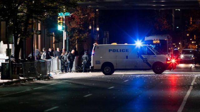 SHBA/ Kamioni me persona të armatosur ndalohet nga policia në Pensilvani: Po shkonte drejt qendrës së numërimit të votave