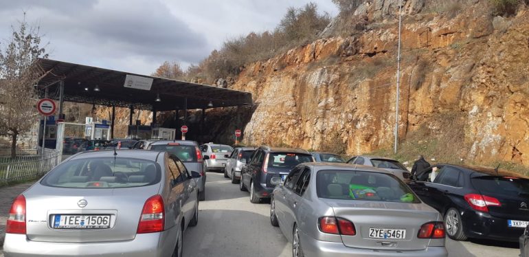 Pandemia s’i ndal, rritet fluksi i shtetasve shqiptarë që kthehen në Atdhe. Ja sa emigrantë hynë nga Kapshtica në 24 orë Pandemia s’i ndal, rritet fluksi i shtetasve shqiptarë që kthehen në Atdhe. Ja sa emigrantë hynë nga Kapshtica në 24 orë