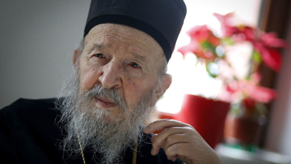 Humb jetën nga koronavirusi peshkopi serb, Artemije. Ditë më parë u dha lamtumira për patriarkun Irinej dhe Amfilohije