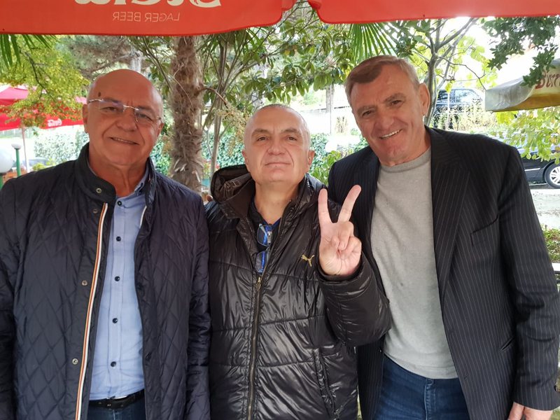 Zbulohet skenari: Meta dhe Duka i bëjnë “puç” Bashës për të larguar partitë e vogla nga PD Zbulohet skenari: Meta dhe Duka i bëjnë “puç” Bashës për të larguar partitë e vogla nga PD