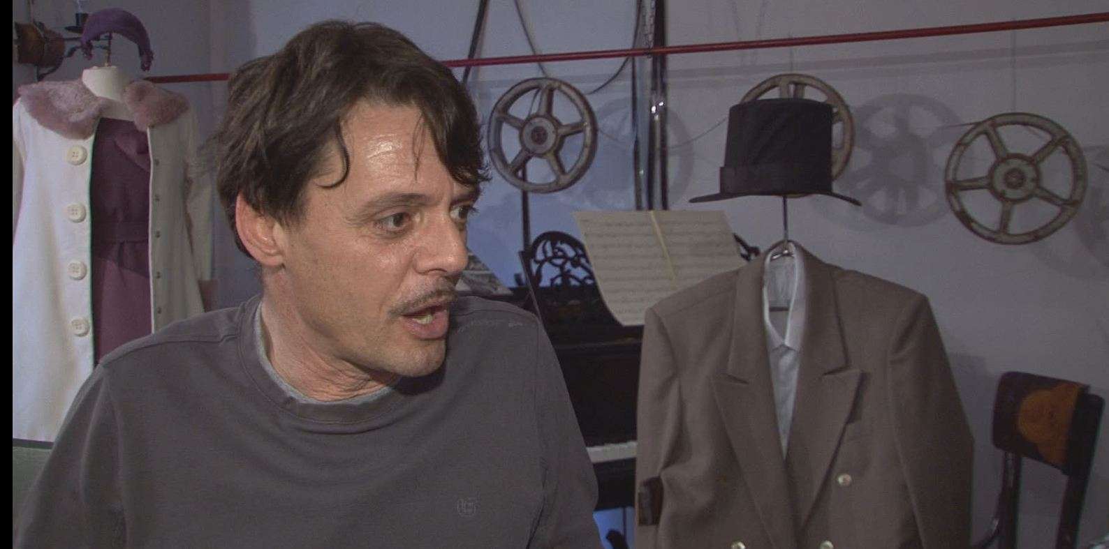 Aktori klloun i SHQUP-it zbulon sekretet si historian “malli” dhe të shkrinë gazit: Enver Hoxha i kishte frikë të madhe serbët! Kam folur me shumë historianë dhe të afërm të tij që ma kanë thënë! Aktori klloun i SHQUP-it zbulon sekretet si historian “malli” dhe të shkrinë gazit: Enver Hoxha i kishte frikë të madhe serbët! Kam folur me shumë historianë dhe të afërm të tij që ma kanë thënë!