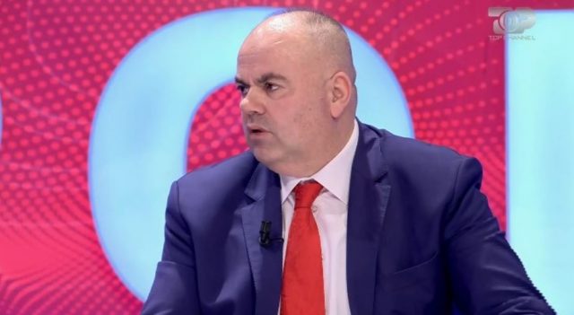 Heqja e titullit “Qytetar Nderi” për Veton Surroin, reagon Safet Gjici: Kërkoj ndjesë për veprimin e nxituar, ishte kërkesë e 57 familjeve të dëshmorëve të UÇK-së