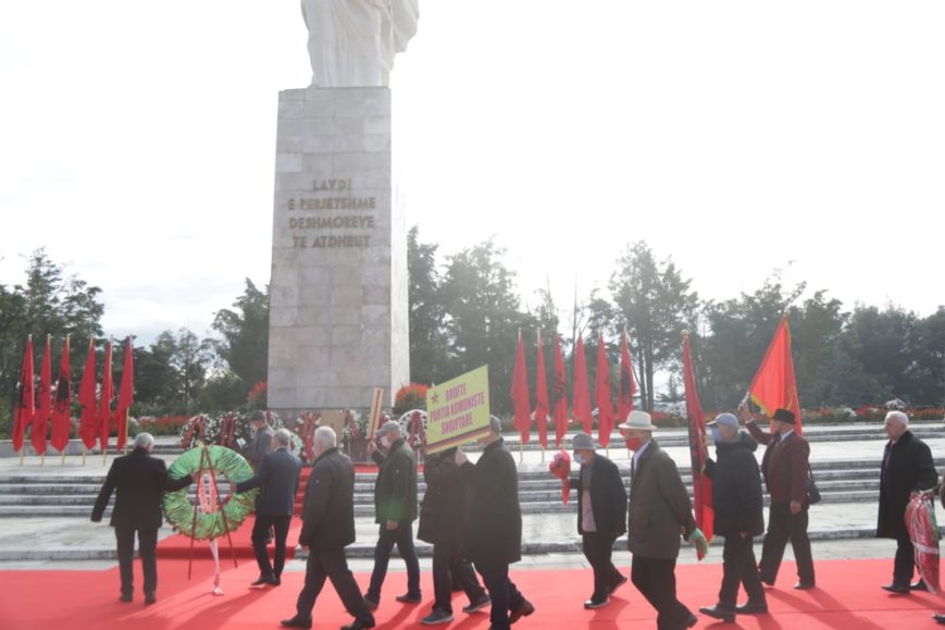 “Lavdi shqiptarit të madh Enver Hoxha”, komunistët nderojnë me grusht dhe vendosin lule te Varrezat e Dëshmorëve