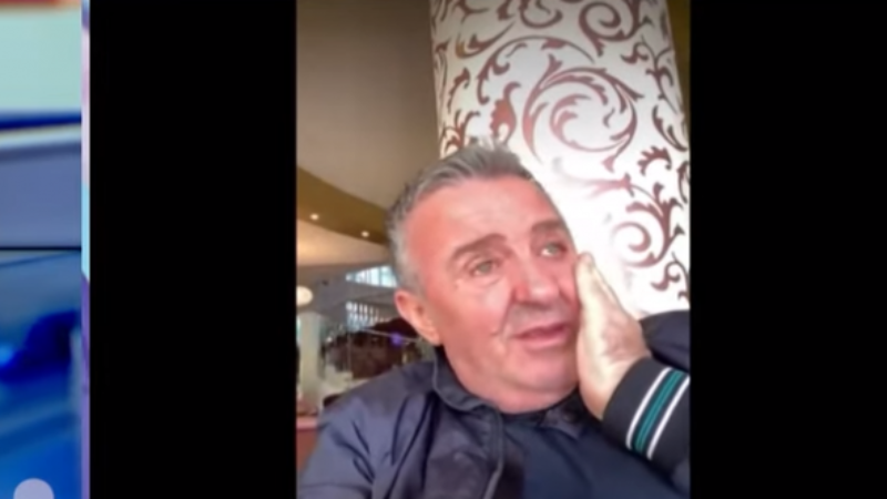 Agron Llakaj shfaqet i përplotur, kujton bisedën dhe këshillën e Koços: Moment tepër i rëndë në jetën time, një gjeni si ai s’e di sa vite dritë duhen që t’i vijë sërish humorit