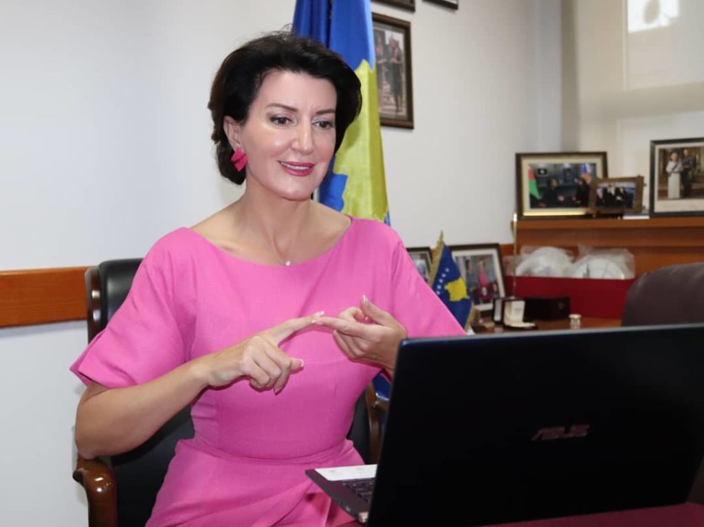 Ushtarake, presidente, modele: Ndryshimi i pabesueshëm i ish-presidentes së parë shqiptare (Foto) Ushtarake, presidente, modele: Ndryshimi i pabesueshëm i ish-presidentes së parë shqiptare (Foto)