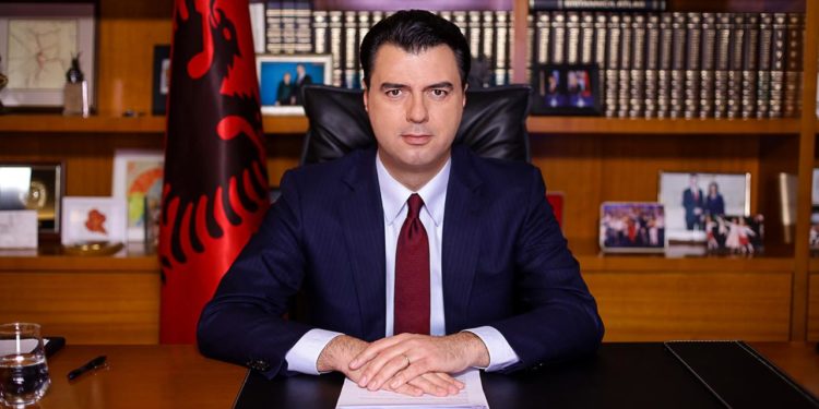 Basha u premton nënave të emigrantëve: Unë do ta zeroj emigracionin kur të bëhem kryeministër Basha u premton nënave të emigrantëve: Unë do ta zeroj emigracionin kur të bëhem kryeministër