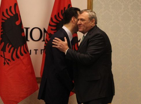 Agron Duka i pakënaqur me Bashën: Rama është favorit më 25 prill, kurrë mos thoni kurrë për një koalicion PS-PD! Gati për pakt me Patozin e Topallin Agron Duka i pakënaqur me Bashën: Rama është favorit më 25 prill, kurrë mos thoni kurrë për një koalicion PS-PD! Gati për pakt me Patozin e Topallin