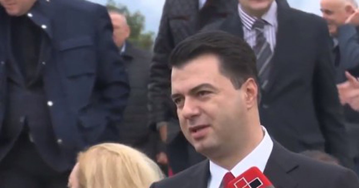 Gafa skandaloze e Bashës që po qeshin të gjithë, juristi Romeo Kara publikon videon Gafa skandaloze e Bashës që po qeshin të gjithë, juristi Romeo Kara publikon videon