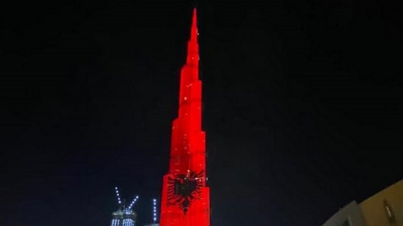 Urim për 108 vjetorin e pavarësisë nga Burj Khalifa në Dubai: Ura e Bosforit dhe Kulla më e lartë në botë, kuqezi Urim për 108 vjetorin e pavarësisë nga Burj Khalifa në Dubai: Ura e Bosforit dhe Kulla më e lartë në botë, kuqezi