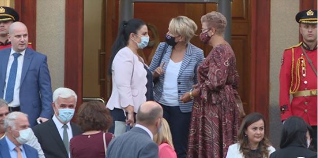 12 deputetë me Covid: Fushata nuk ndalet prej pandemisë, infekton politikanët 12 deputetë me Covid: Fushata nuk ndalet prej pandemisë, infekton politikanët