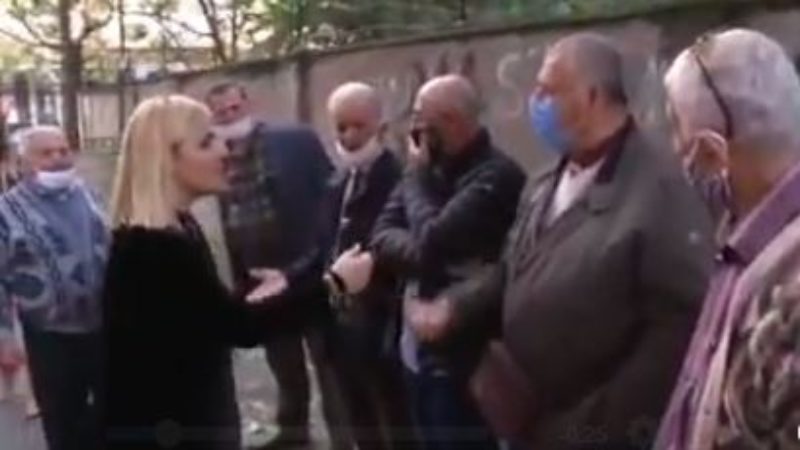 VIDEO/ Kryemadhja i kërkon qytetarit të heqi maskën! Qytetari e tall duke e akuzuar: Ti ke shumë para dhe kurohesh, por unë s’kam mundësi