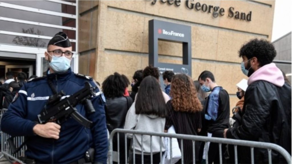 Studentët francezë përplasen me policinë, kundër mbajtjes së shkollave hapur! Disa studentët shqiptare përplasje me qeverinë për të hapur universitete apo ….