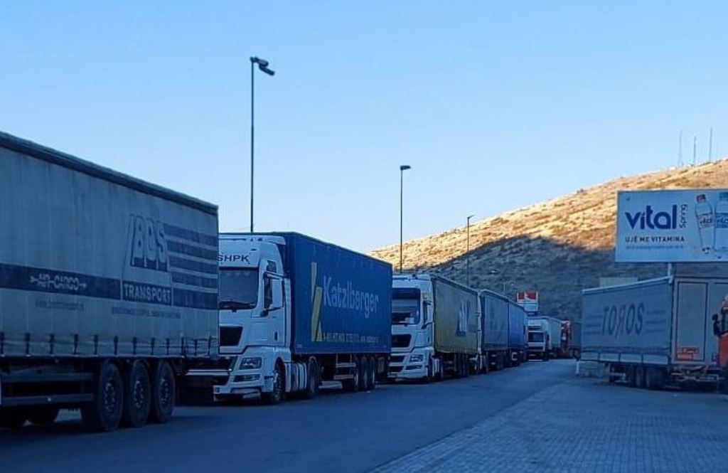 Greqia mbyll doganën e Kapshticës, radhë të gjata kamionësh