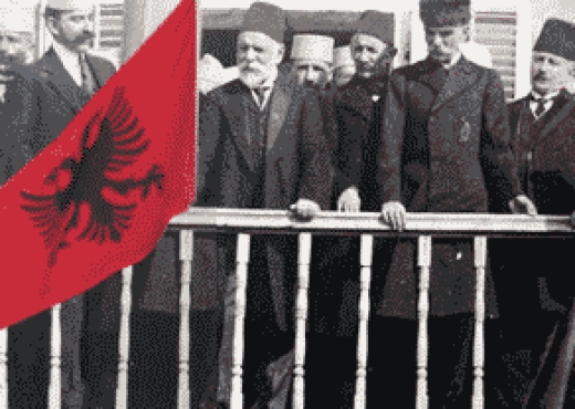 Fjala e panjohur e Ismail Qemalit në takimin me parinë e Vlorës: “Durrsakët s’na kuptuan, na quajtën tradhëtorë dhe prandaj e ngritëm flamurin këtu në Vlonë…”