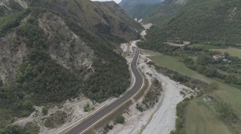 Rama publikon pamjet nga rruga Kardhiq-Delvinë: Vitin e ardhshëm do të kemi një rrugë të stërpremtuar me dekada Rama publikon pamjet nga rruga Kardhiq-Delvinë: Vitin e ardhshëm do të kemi një rrugë të stërpremtuar me dekada